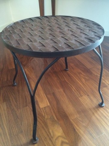 Tavolino con piano intrecciato